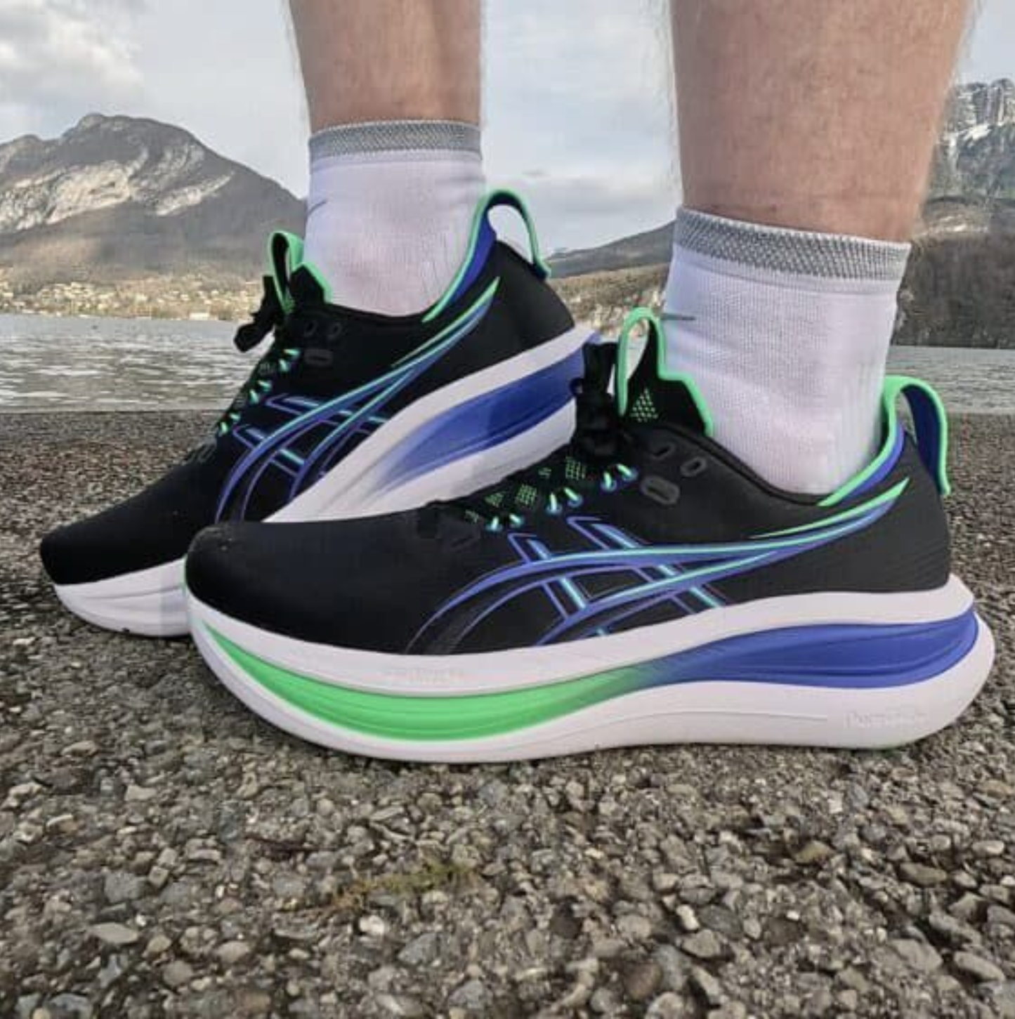 ASICS GEL-NIMBUS 28 black/blue/and green.